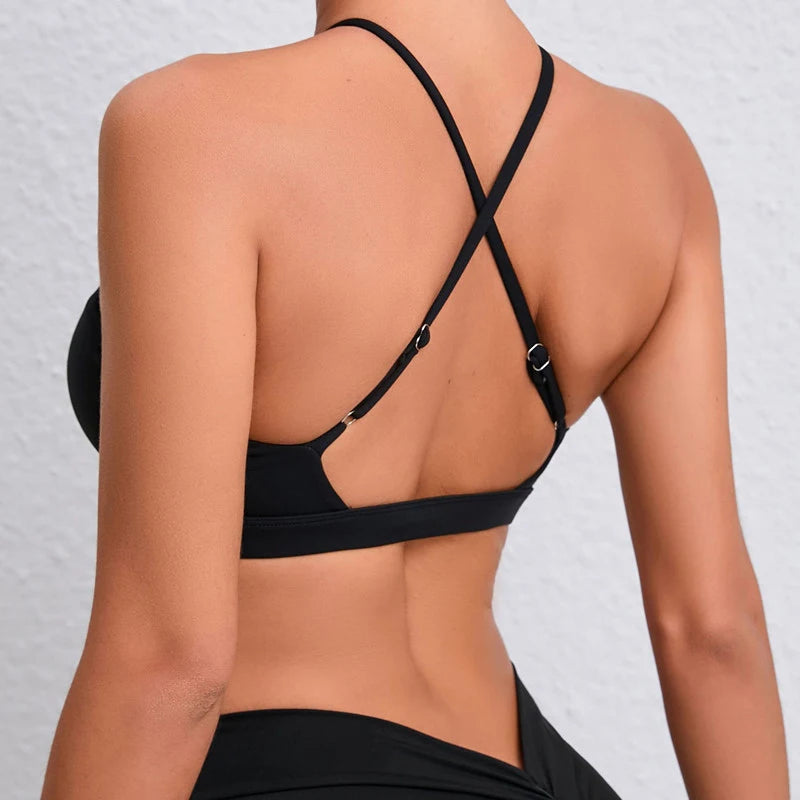 Comfortable training bra crossed at the neck